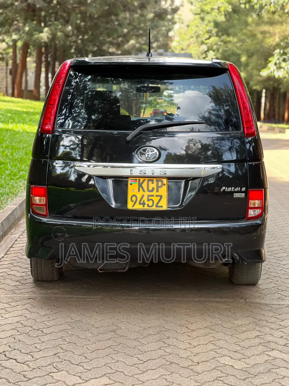 Toyota ISIS 2010 Black