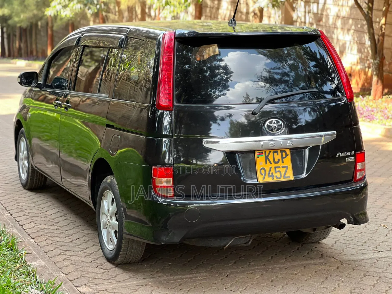 Toyota ISIS 2010 Black