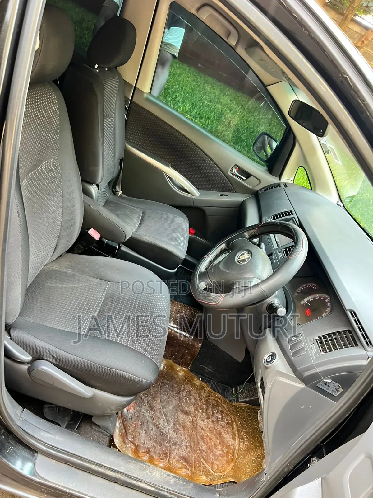 Toyota ISIS 2010 Black