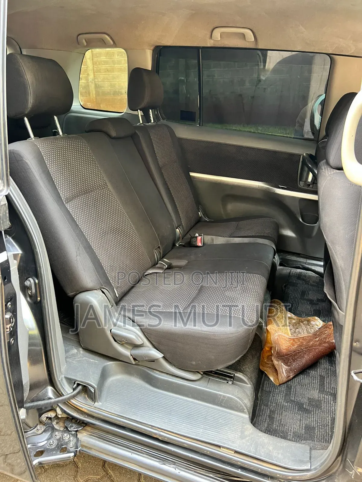 Toyota ISIS 2010 Black