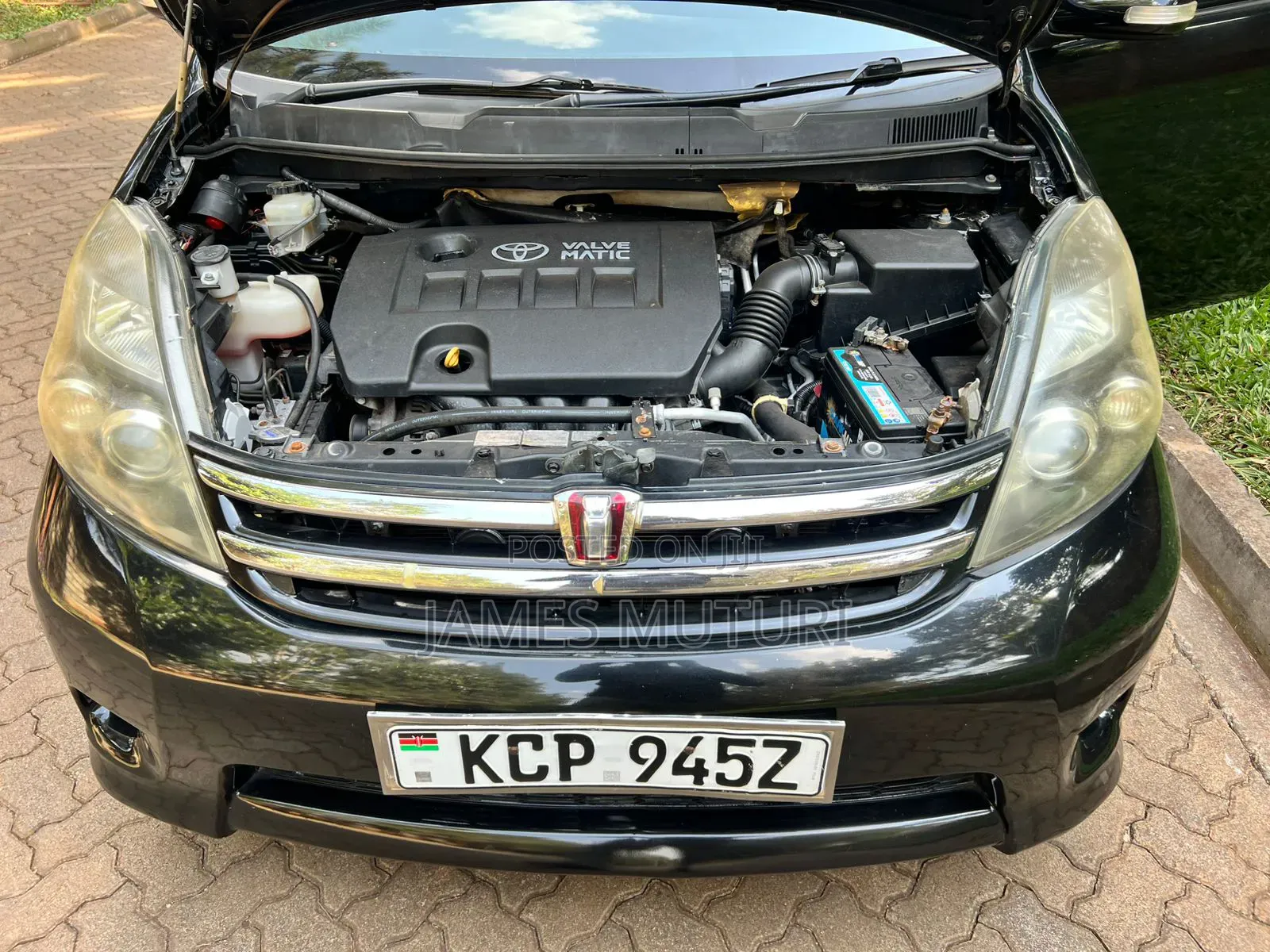 Toyota ISIS 2010 Black