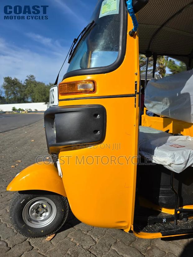 New Bajaj RE 2026 Yellow - thumbnail 4