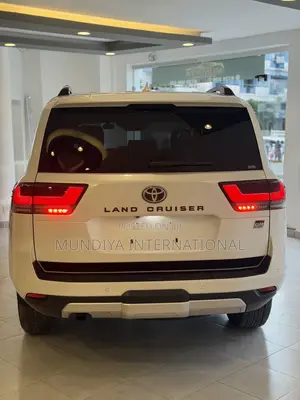 Toyota Land Cruiser LC300 2021 White