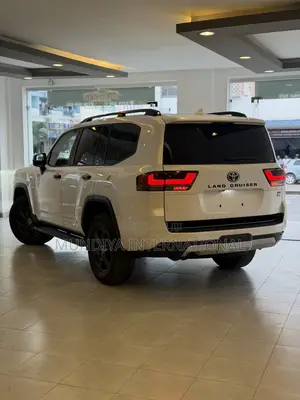 Toyota Land Cruiser LC300 2021 White