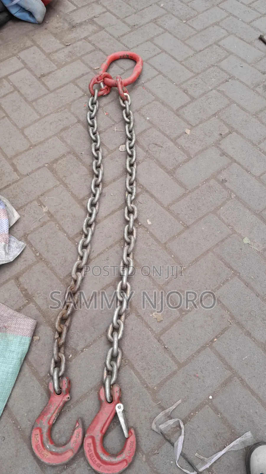 Chain Two Brothers for Lifting Post