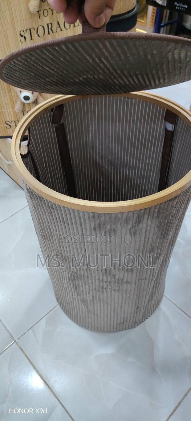 Eco-friendly Laundry Basket Ft A Bamboo Frame A Textured Fabric Lining - thumbnail 3