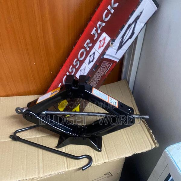 Heavy-Duty Foldable 2t Scissor Jack – Manual Car Lift for Everyday Veh