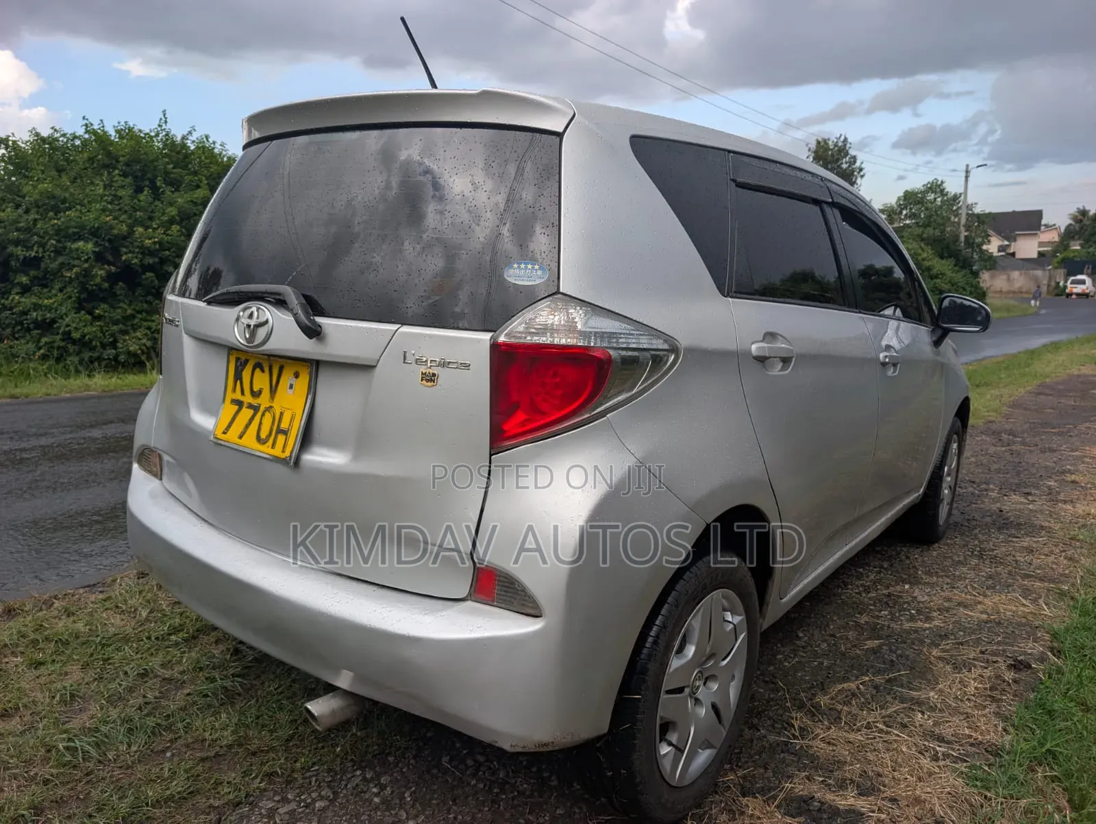Toyota Ractis 2010 Silver