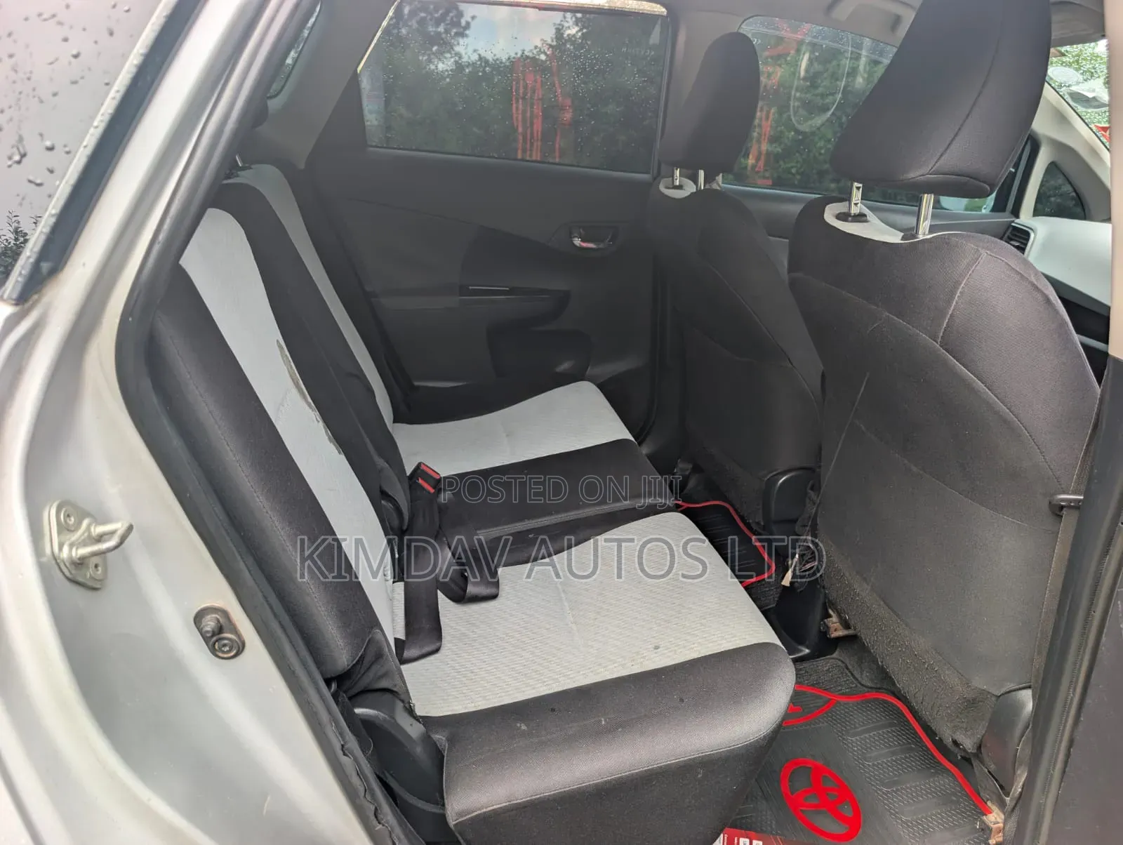 Toyota Ractis 2010 Silver