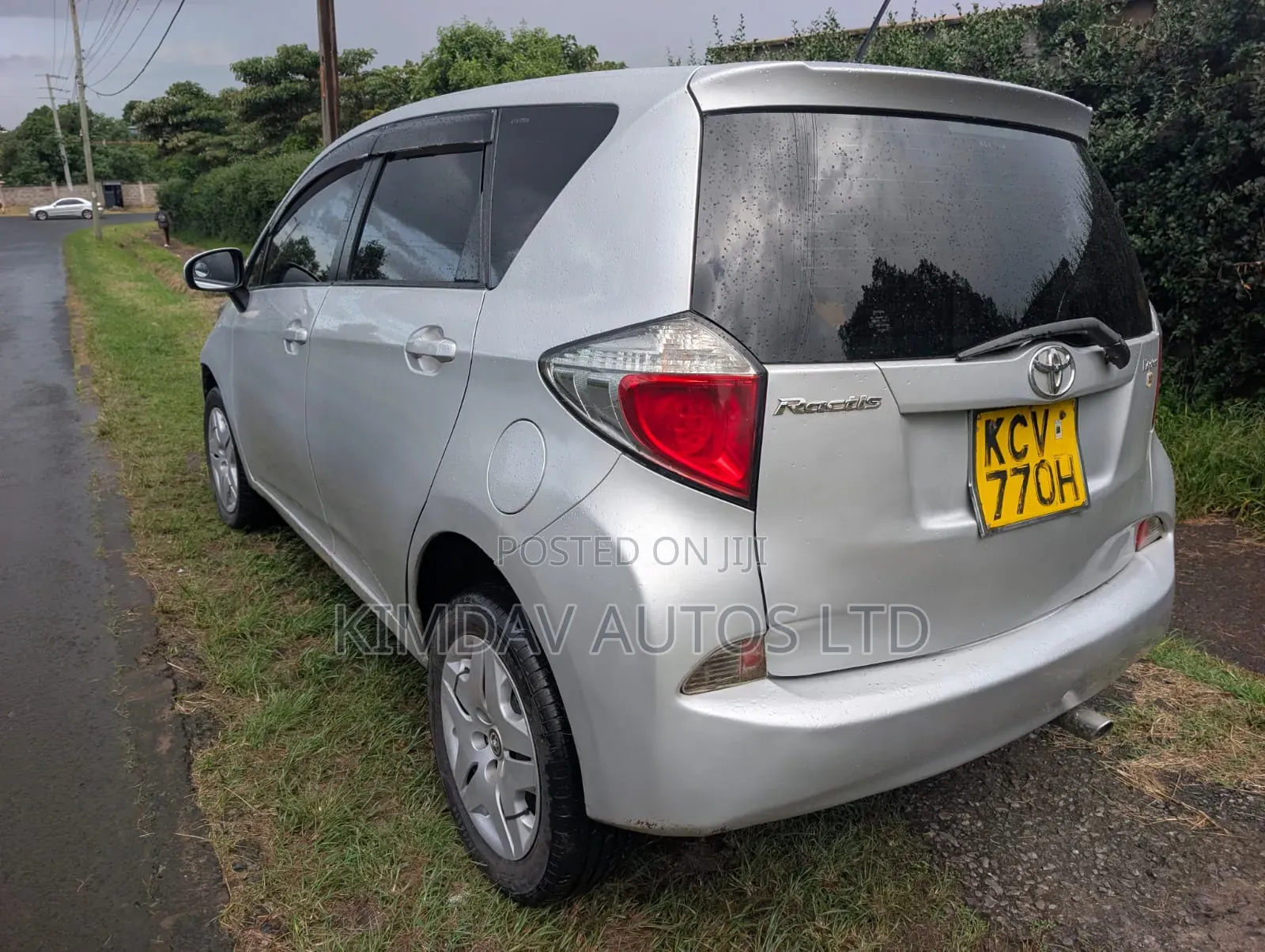 Toyota Ractis 2010 Silver