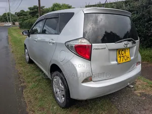 Toyota Ractis 2010 Silver