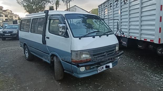 Toyota HiAce 2005 White - main view
