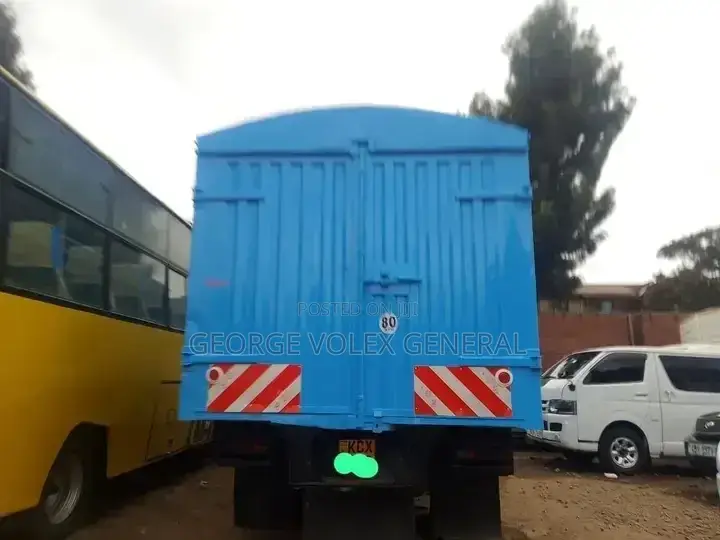 Isuzu NPR Track