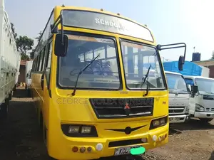 Mitsubishi Fuso Rosa 2015 Yellow