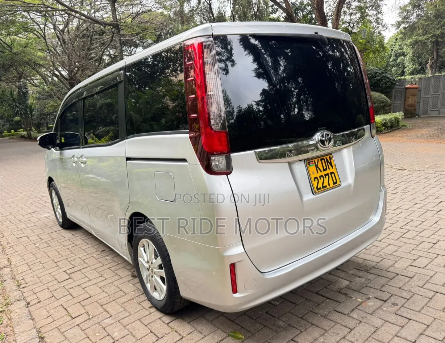 Toyota Noah 2.0 FWD (8 Seater) 2016 Silver