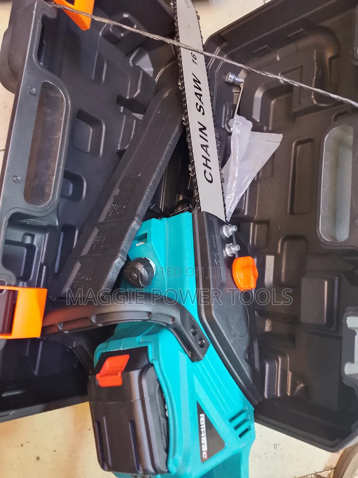 Well Performing and Professional Makita Chainsaw Machine