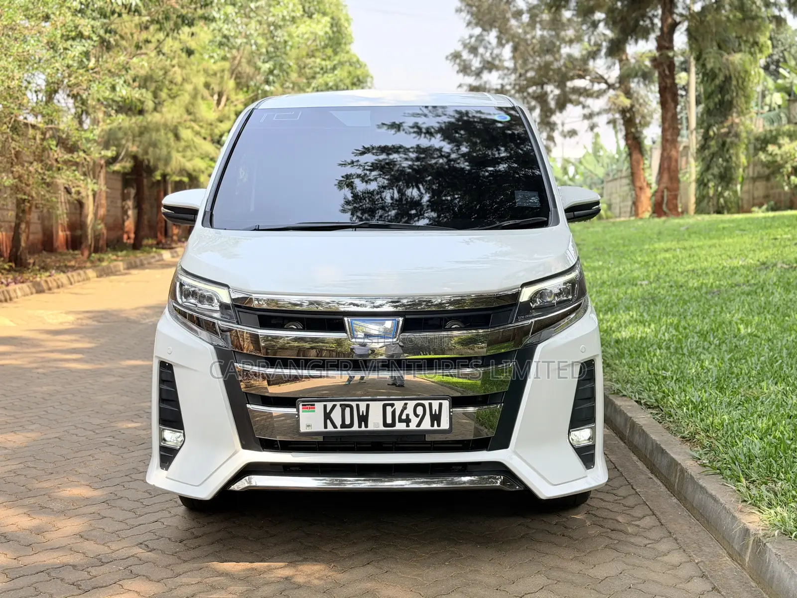 Toyota Noah 2018 White