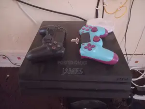 Ps4 Pro Unchipped + 2 Pads