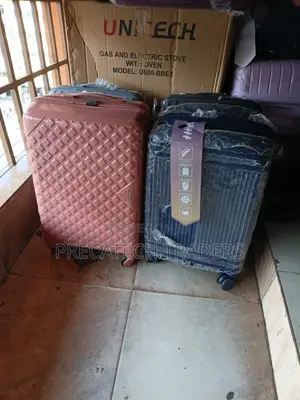 Small Cabin Suitcase – Hard Shell 4 Wheels