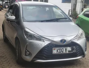 Toyota Vitz 2017 Silver