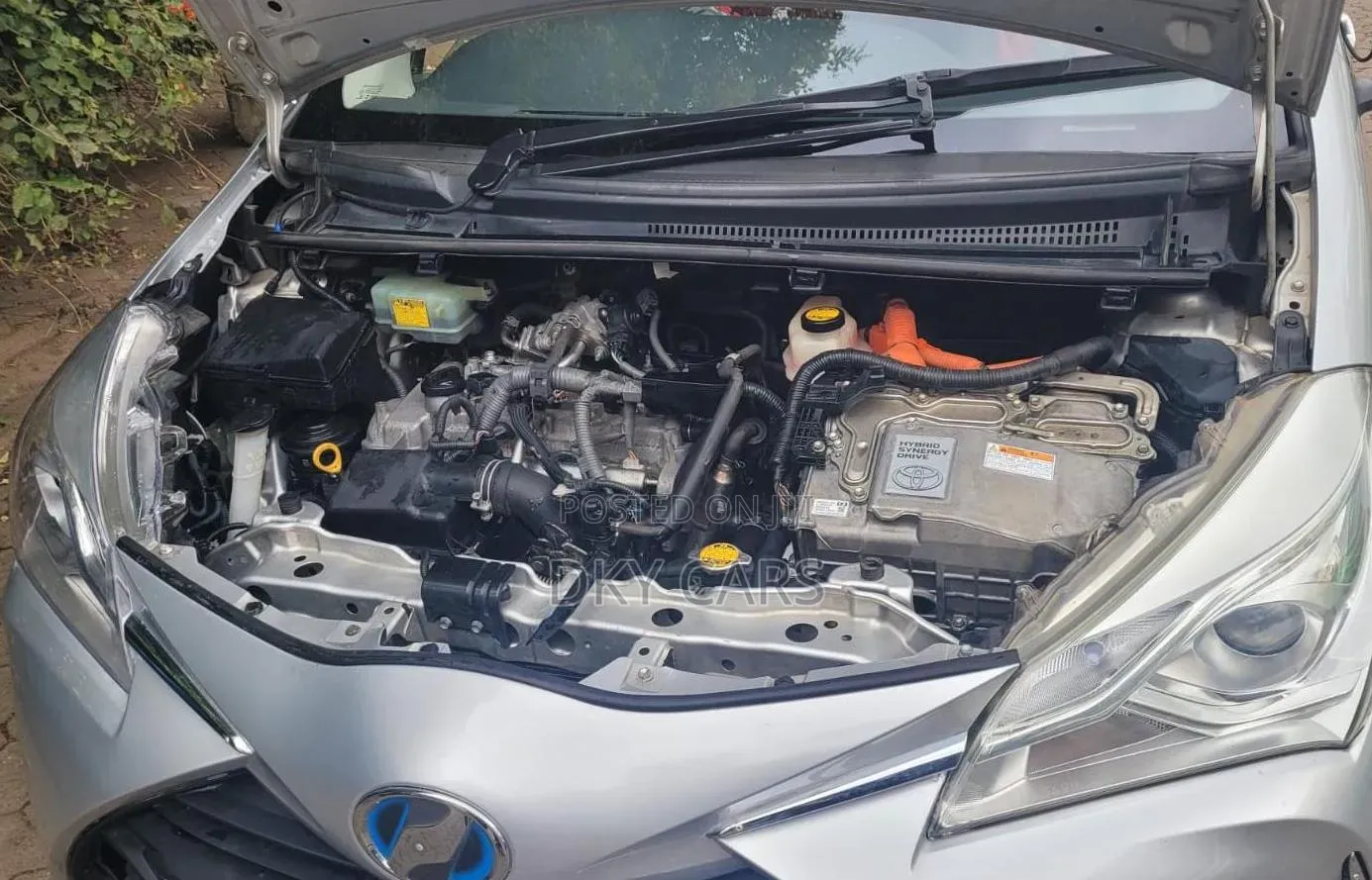 Toyota Vitz 2017 Silver