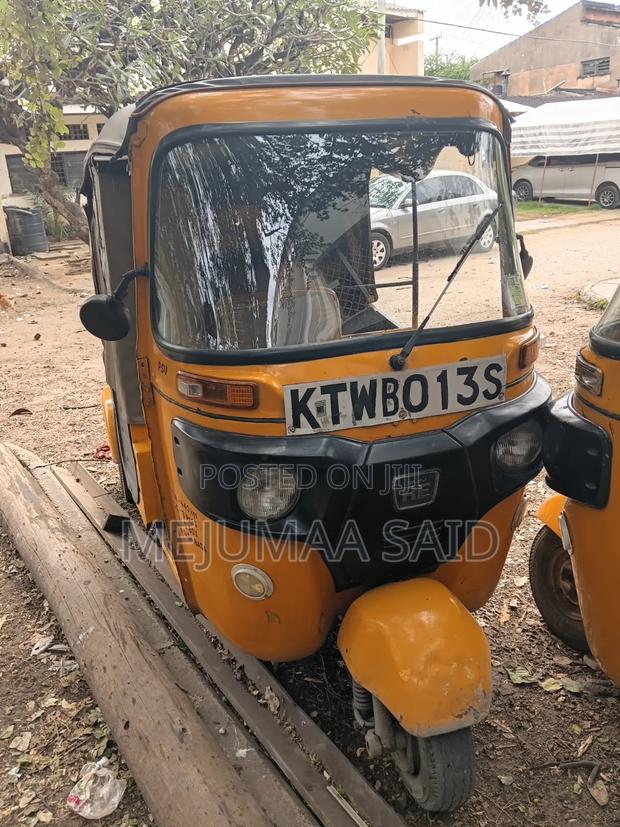 Bajaj RE 2018 Yellow - thumbnail 4