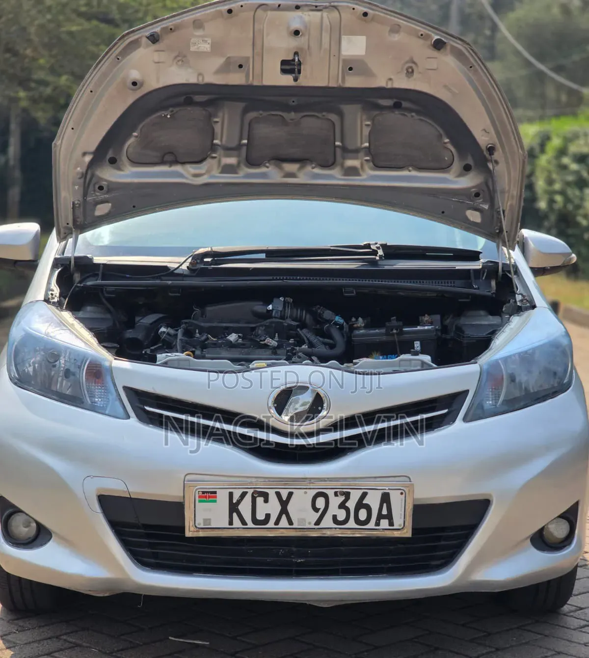 Toyota Vitz 2012 Silver