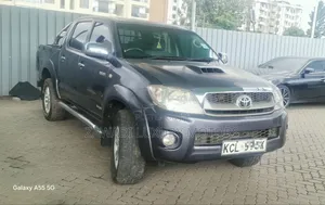 Toyota Hilux 2010 Gray