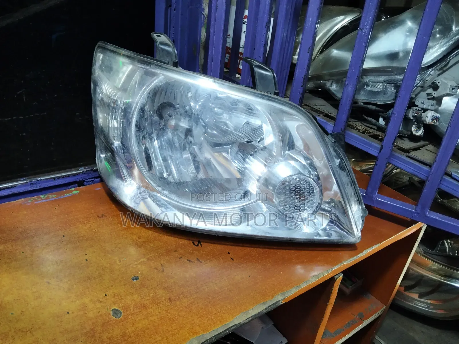 Toyota Noah 2002/2003 Non Zenon Shiny Headlight, Ex Japan