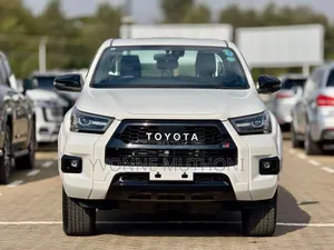 Toyota Hilux 2022 White