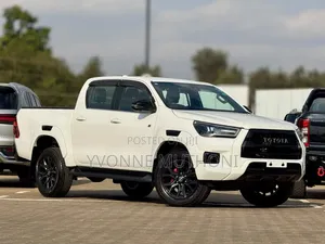 Toyota Hilux 2022 White
