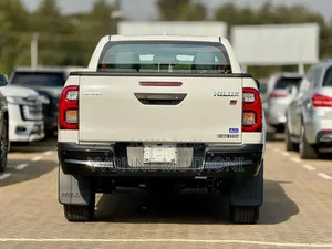 Toyota Hilux 2022 White