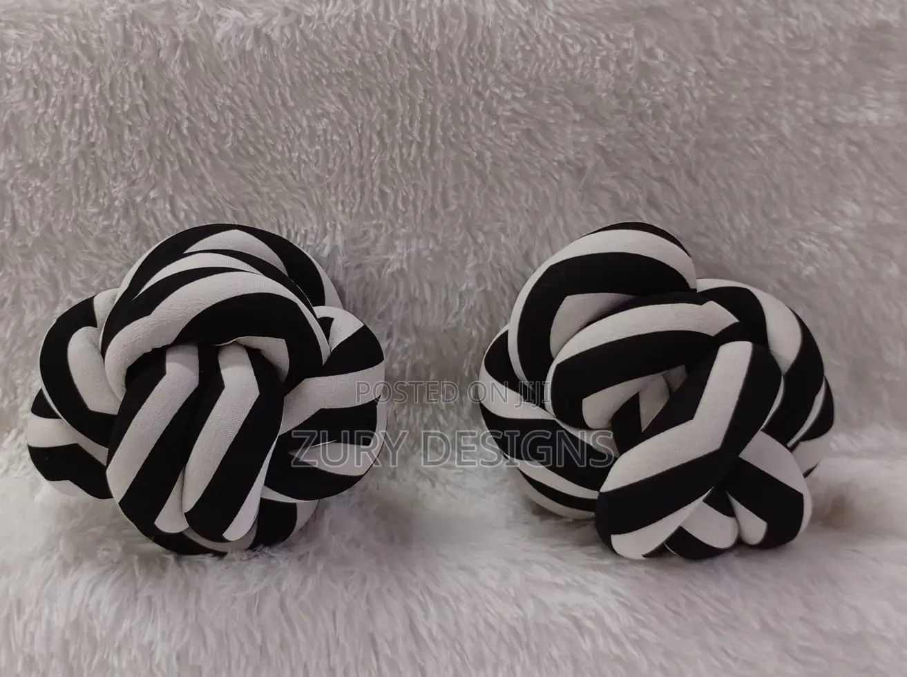 Beautiful Knot Pillows for Your Living Room or the Bed.