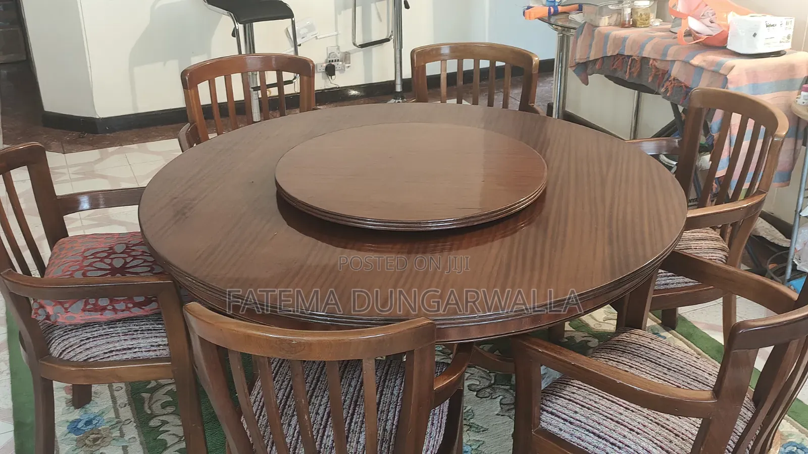 Round Dinning Table With 8 Chairs