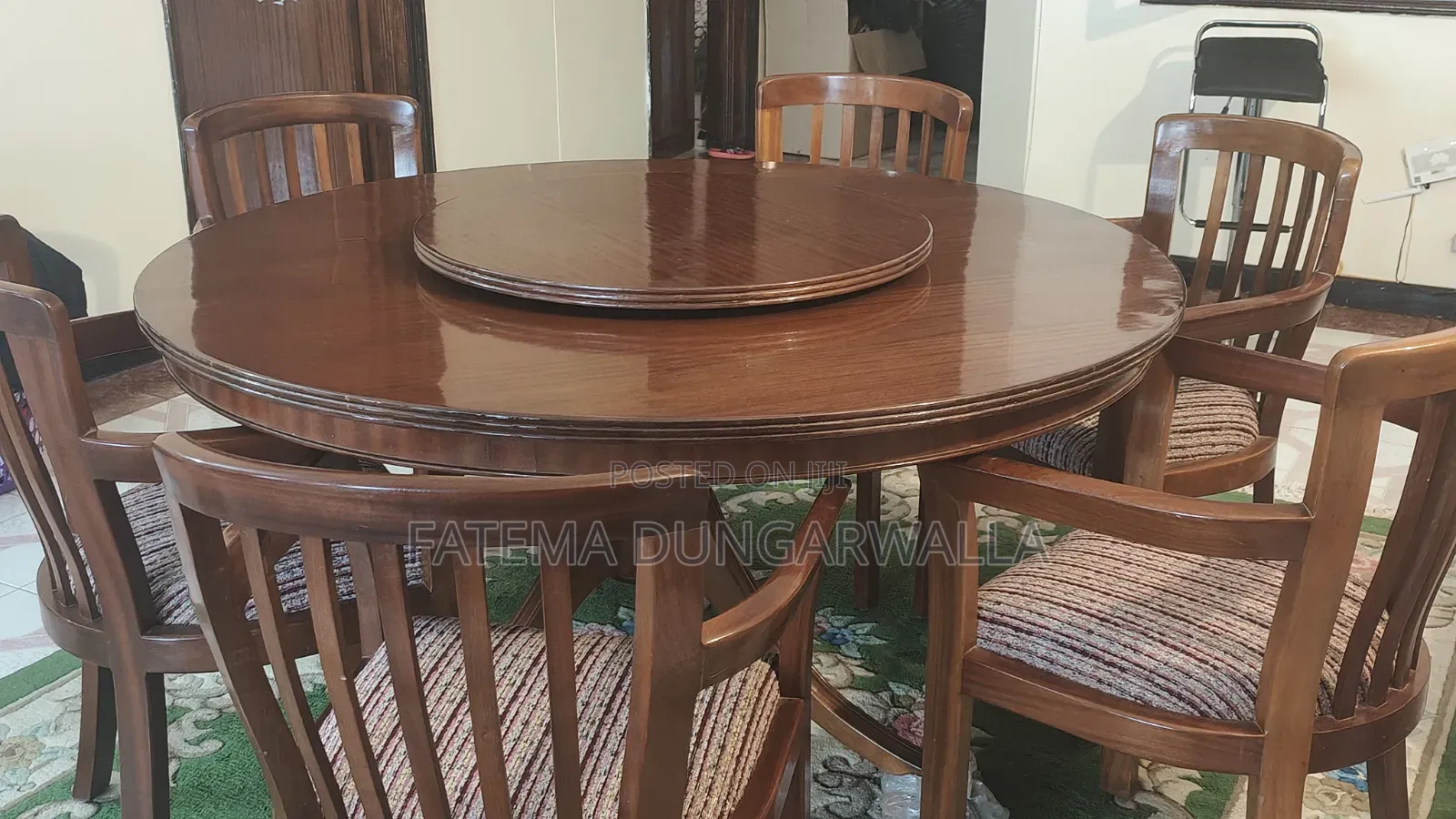 Round Dinning Table With 8 Chairs