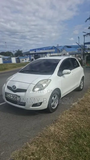 Toyota Vitz 1.3 AWD 5dr 2009 White