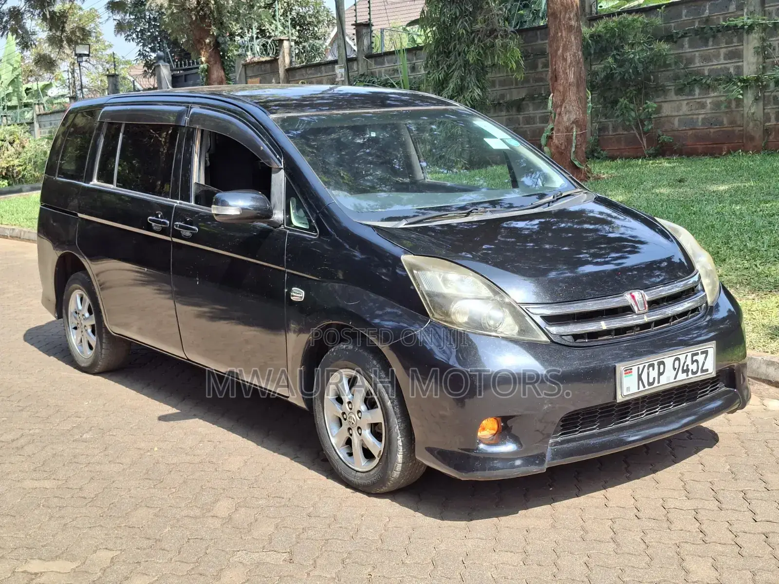 Toyota ISIS 2010 Black