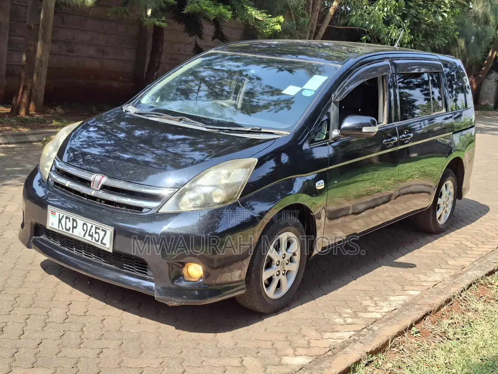 Toyota ISIS 2010 Black