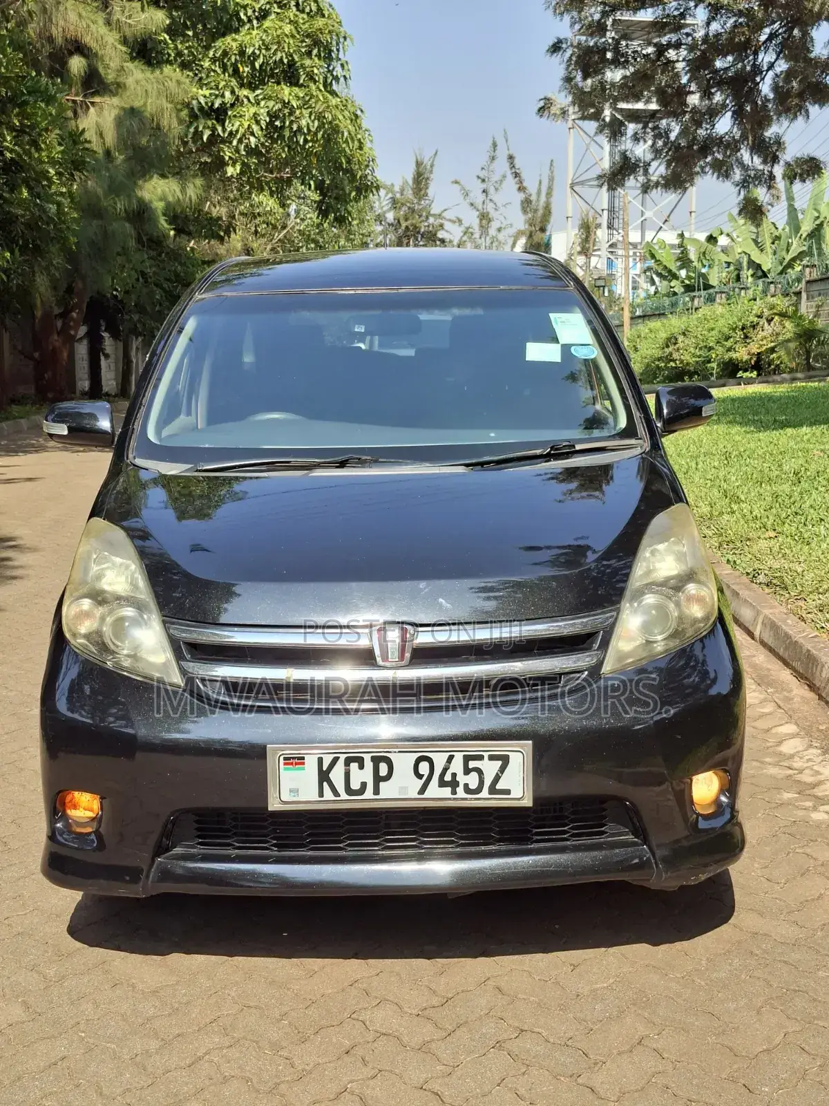 Toyota ISIS 2010 Black