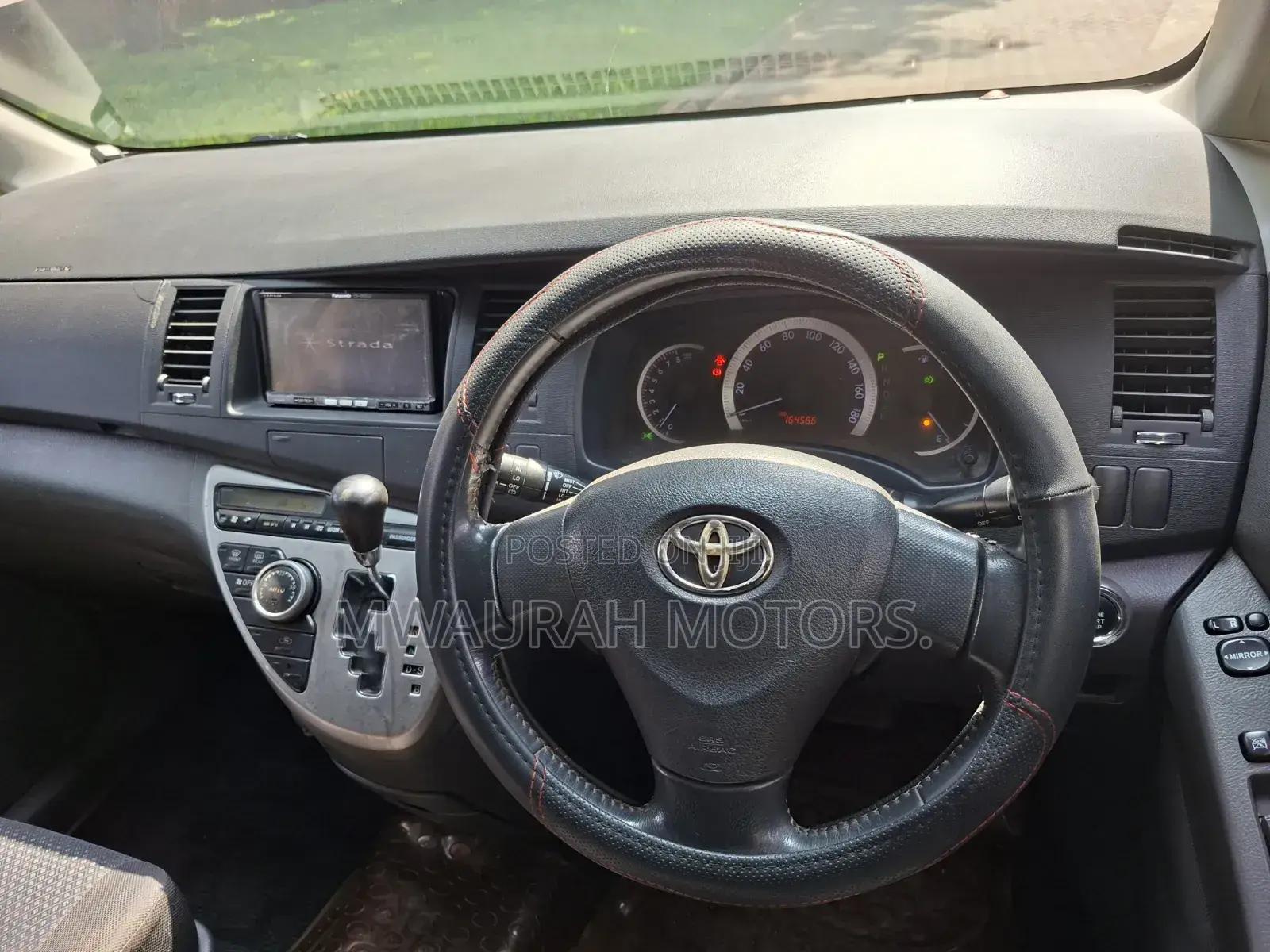 Toyota ISIS 2010 Black