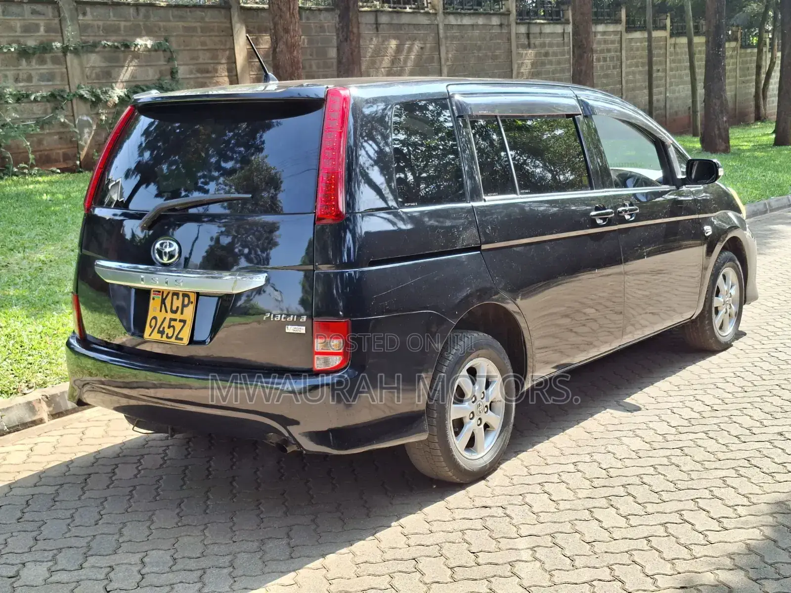 Toyota ISIS 2010 Black