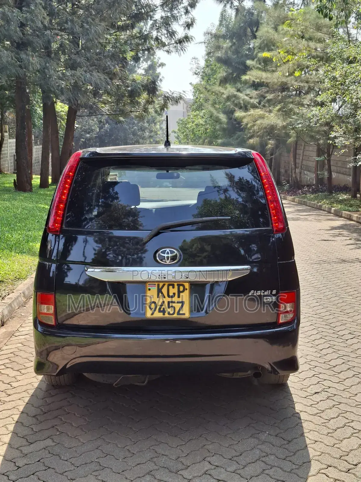 Toyota ISIS 2010 Black