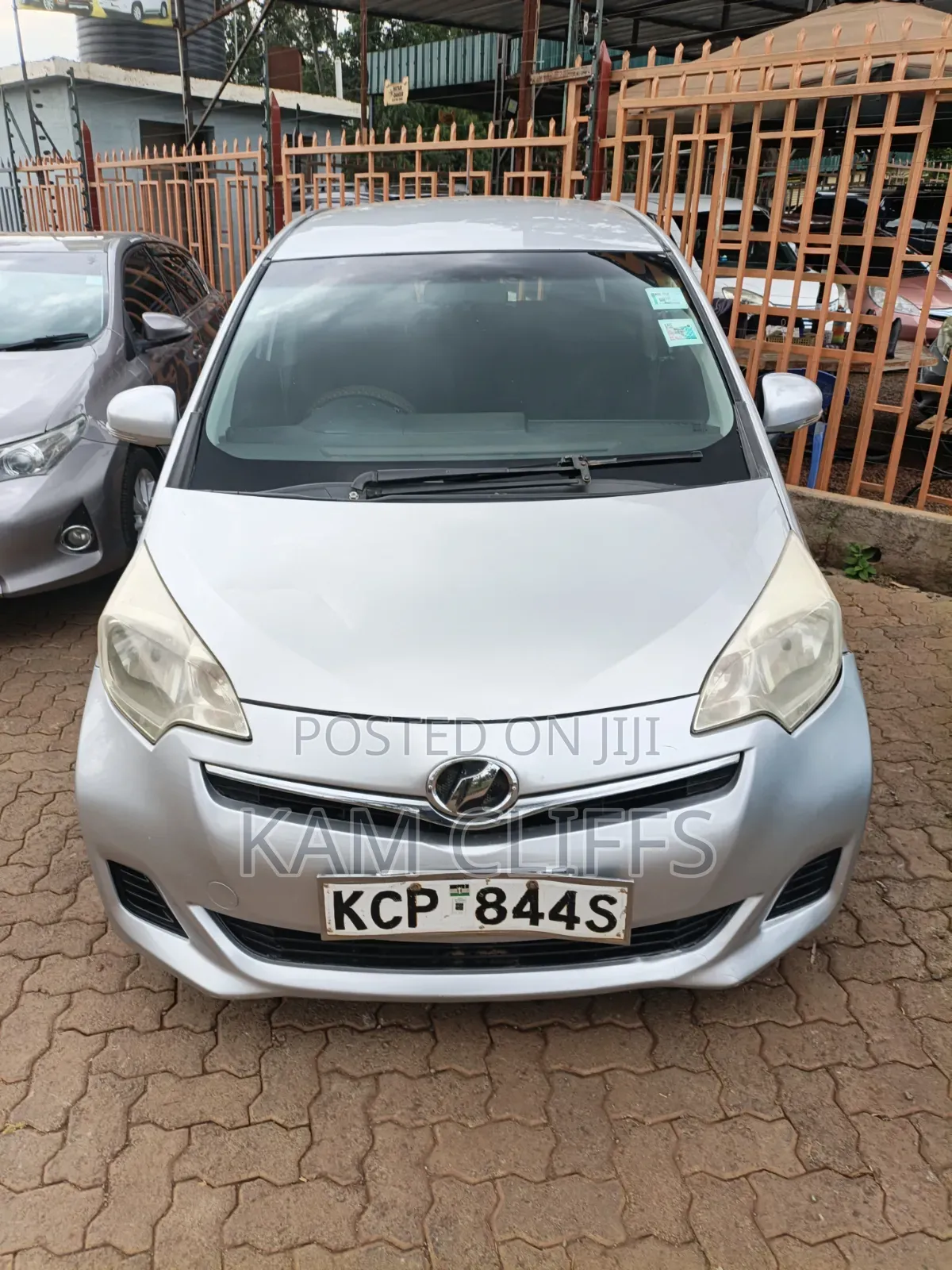 Toyota Ractis 2010 Silver