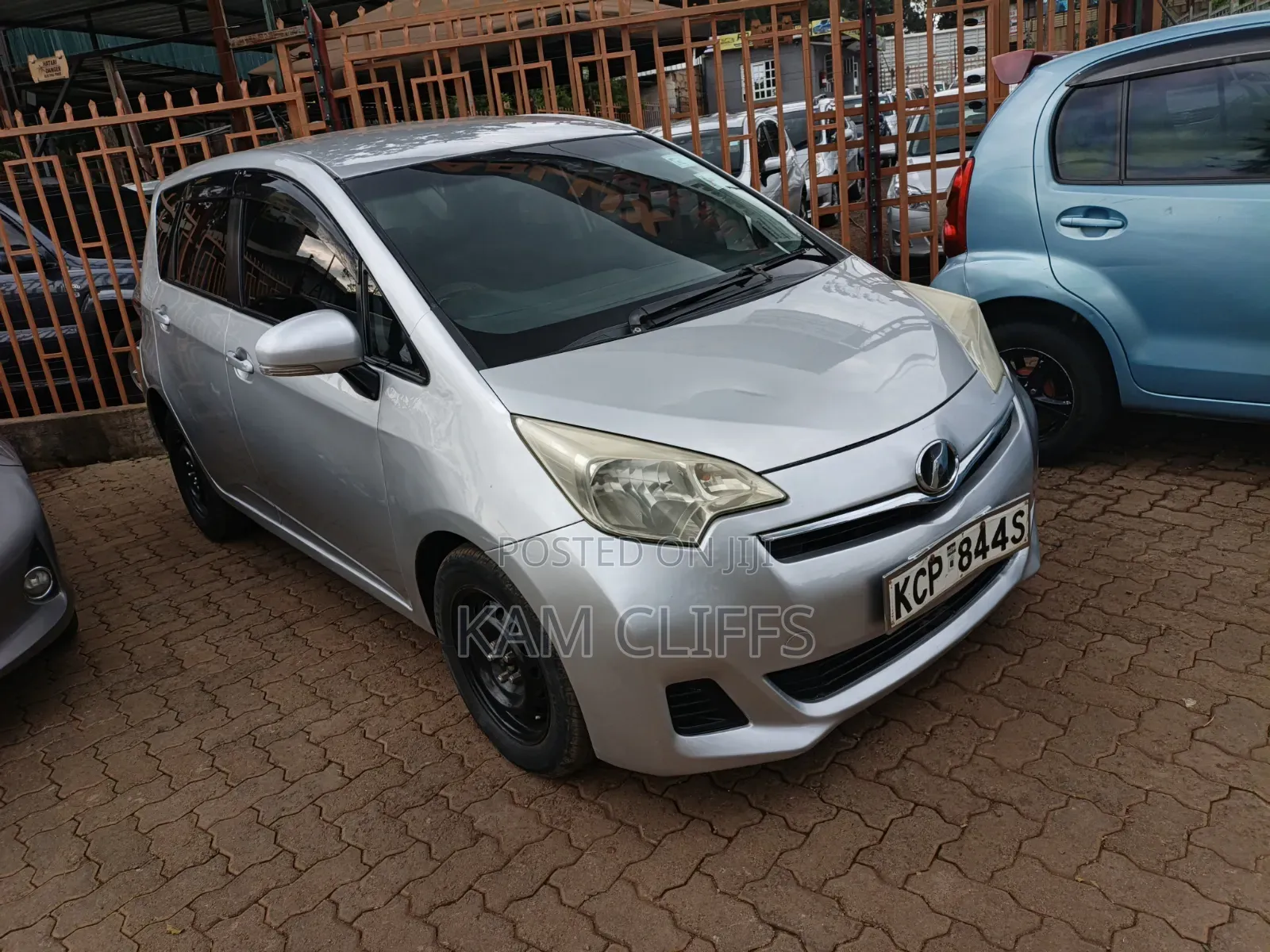 Toyota Ractis 2010 Silver