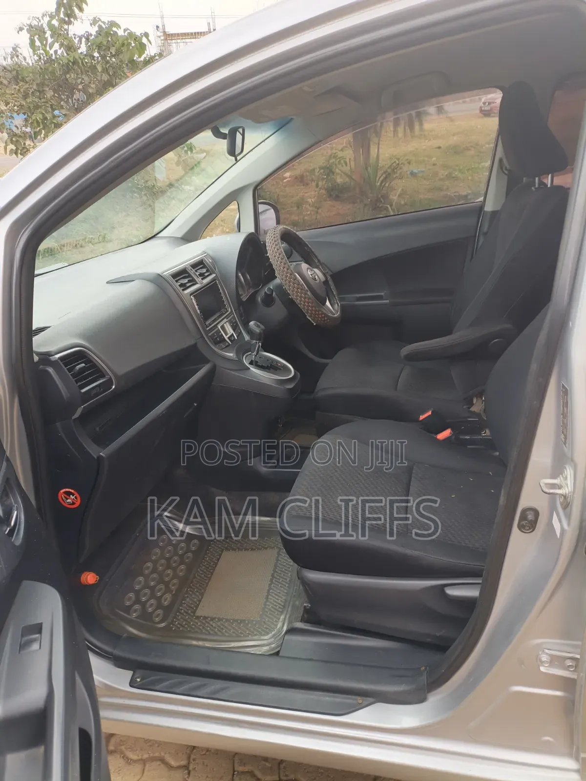 Toyota Ractis 2010 Silver