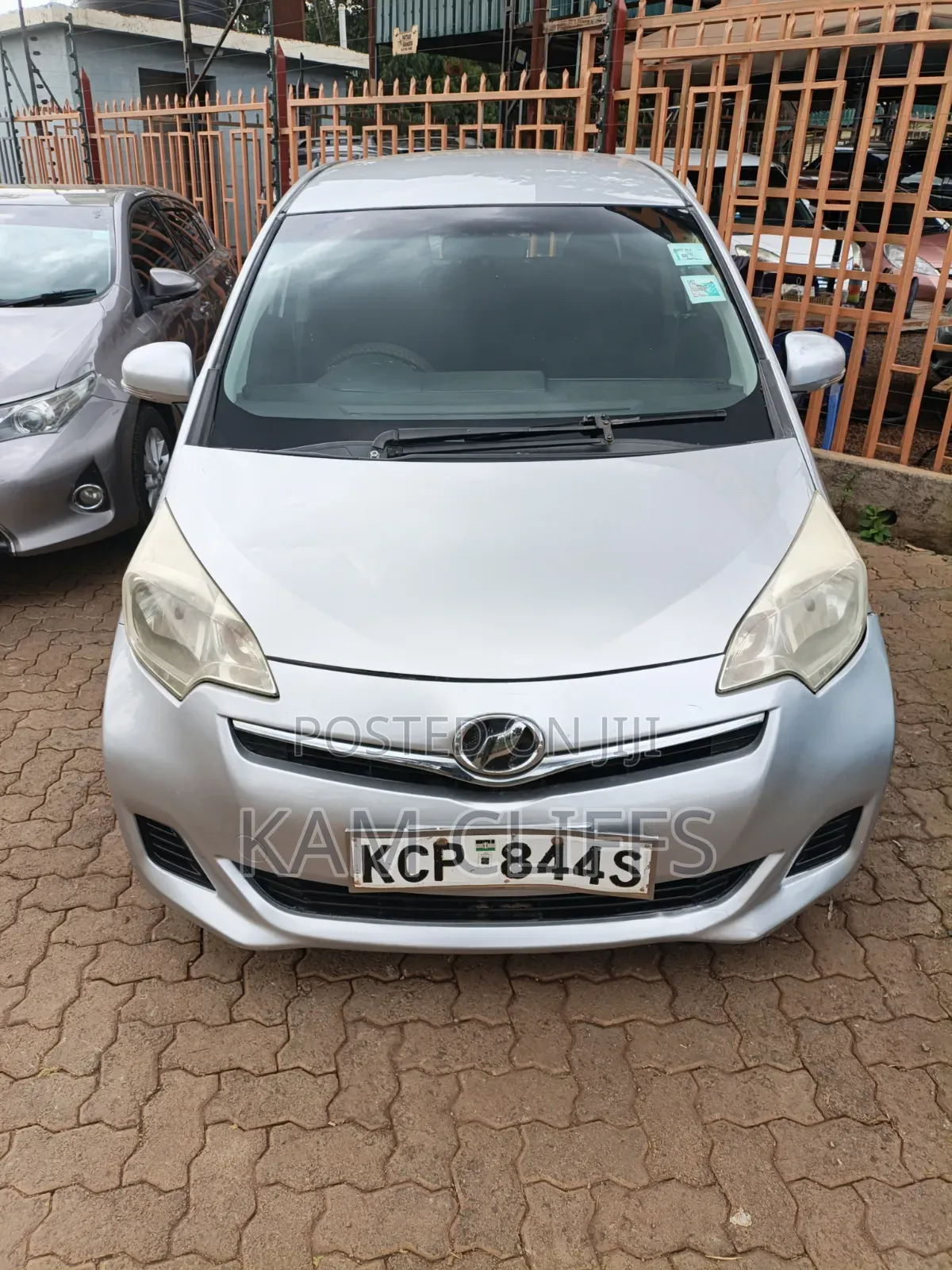 Toyota Ractis 2010 Silver