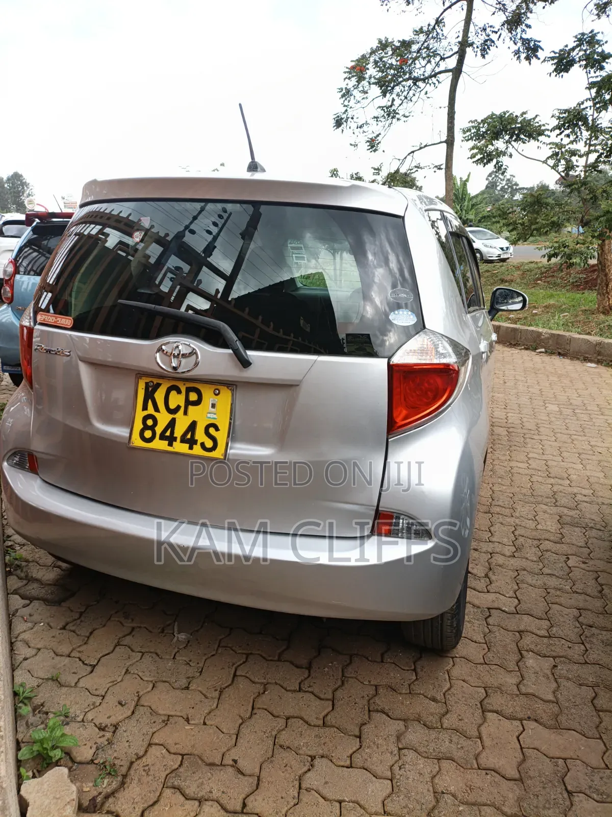 Toyota Ractis 2010 Silver