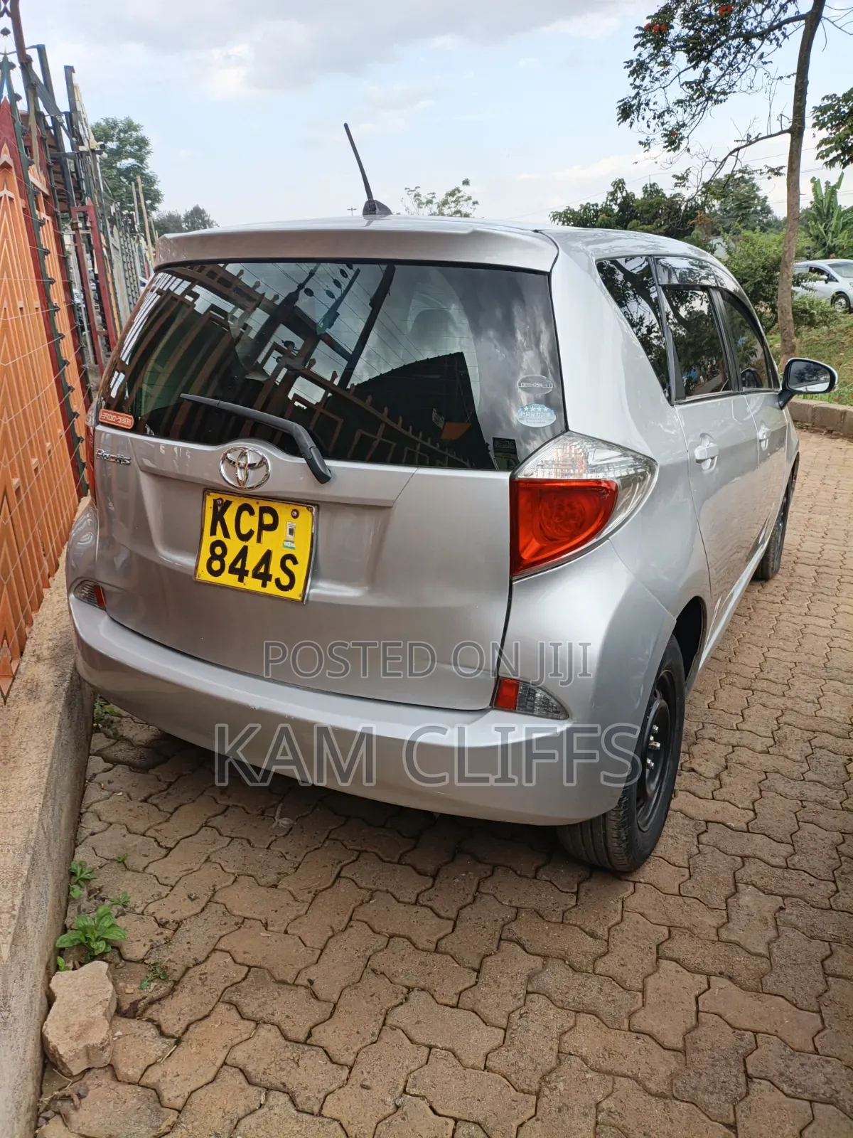 Toyota Ractis 2010 Silver