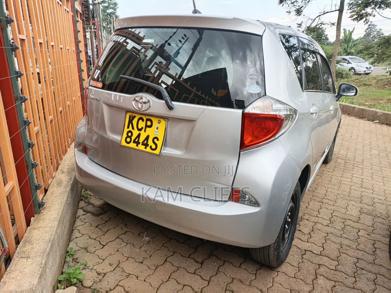 Toyota Ractis 2010 Silver
