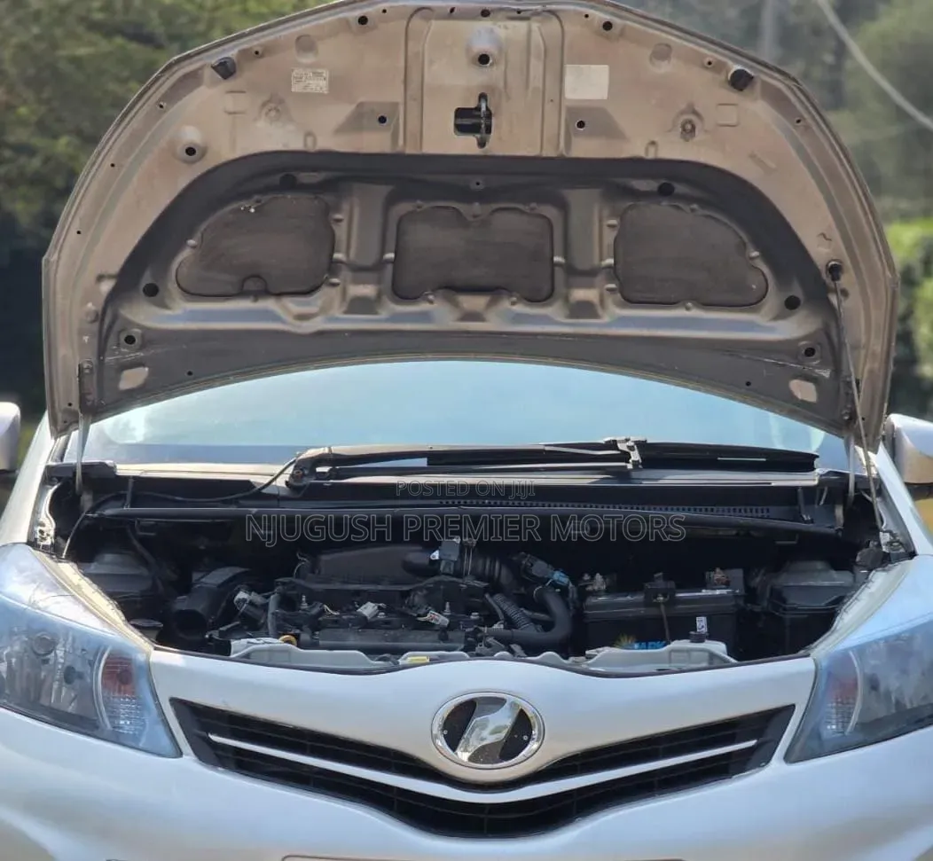 Toyota Vitz 2012 Silver